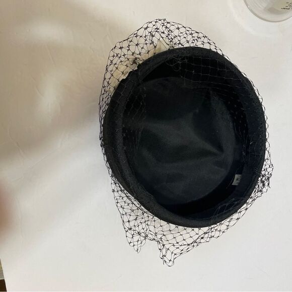 VINTAGE 1950-60s BLACK PILLBOX HAT WITH VEIL AND FLOWERS - Picture 2 of 8